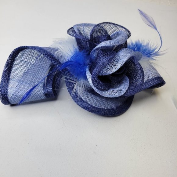 Blue Sinamay Comb Fascinator With Sinamay Rosettes and Blue White Feathers - Picture 8 of 10